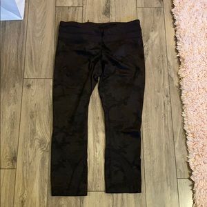 Lululemon camo crop size 6